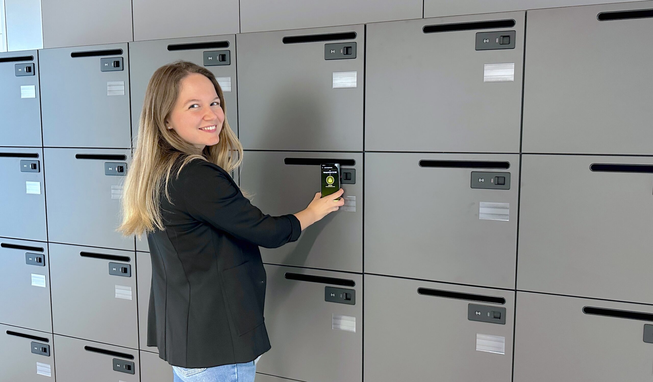 Schließfach wird mit dem Smartphone per NFC geöffnet Schließfach wird mit dem Smartphone per NFC geöffnet