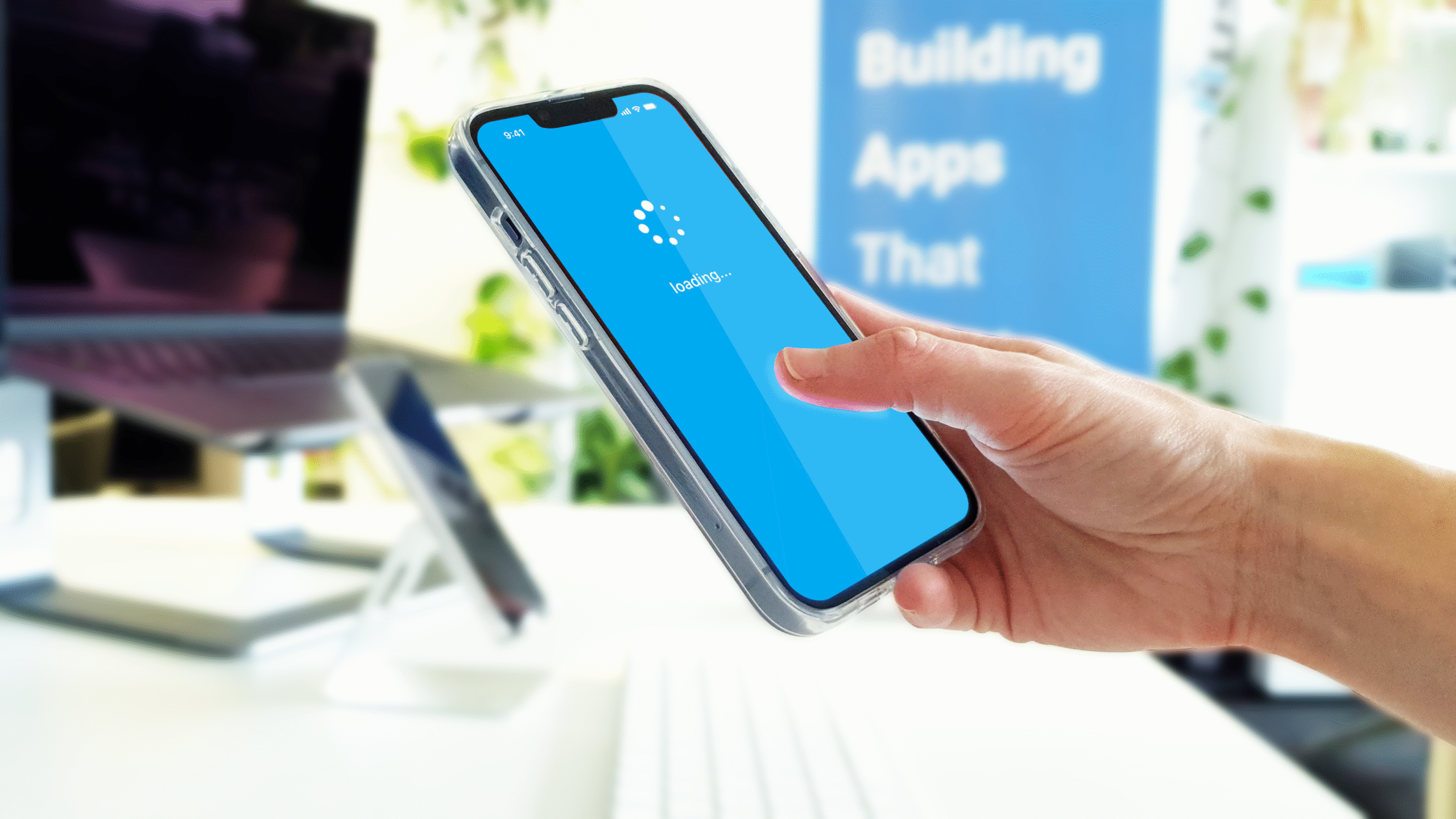 2025-06-24-App-testing iPhone mit Ladebildschirm